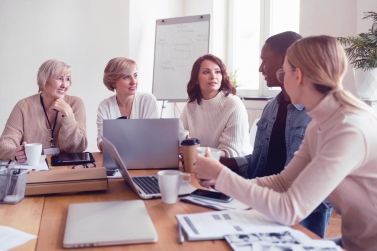 Tableaux de bord financiers personnalisés affichant indicateurs clés
