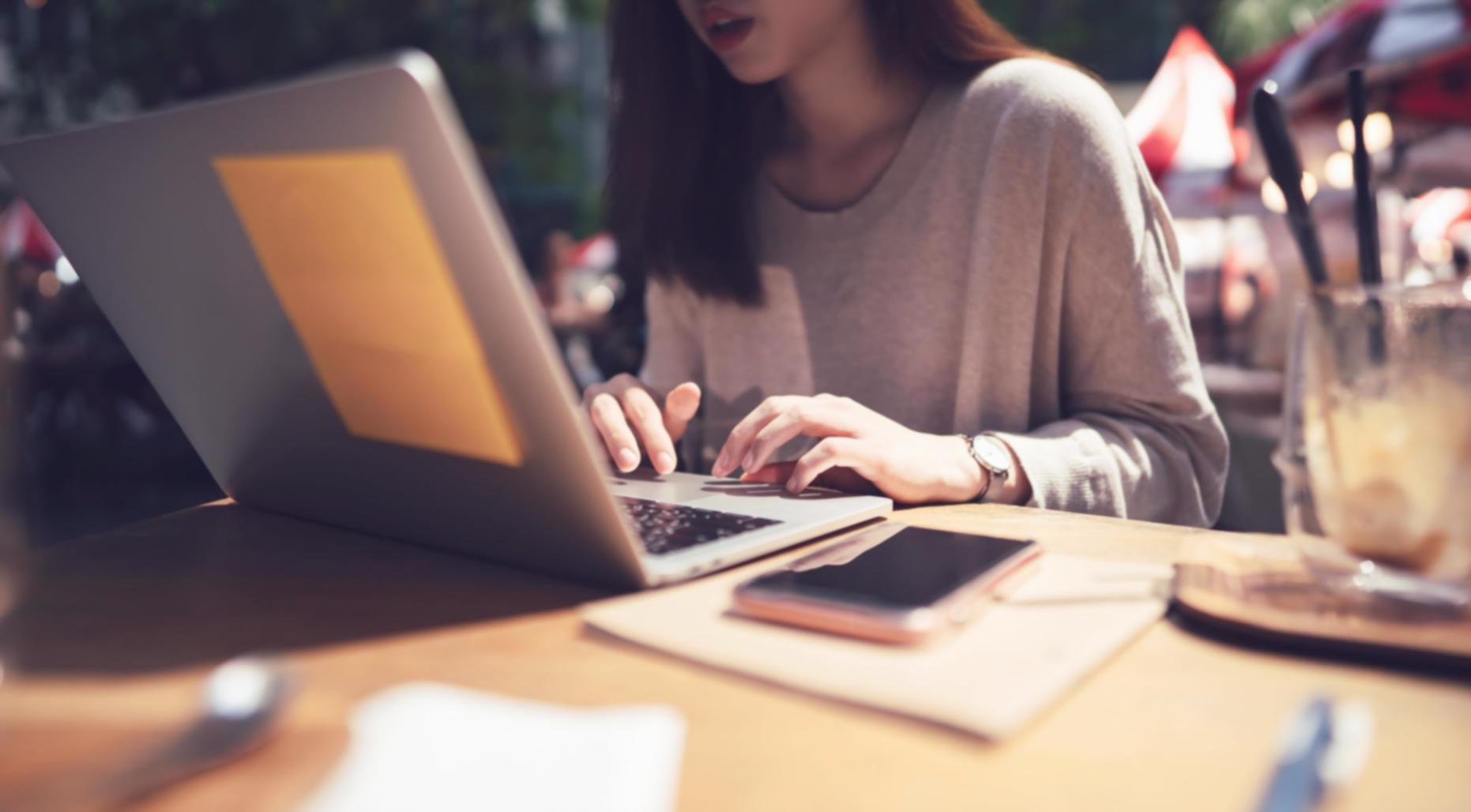 Environnement de travail professionnel avec analyses financières détaillées