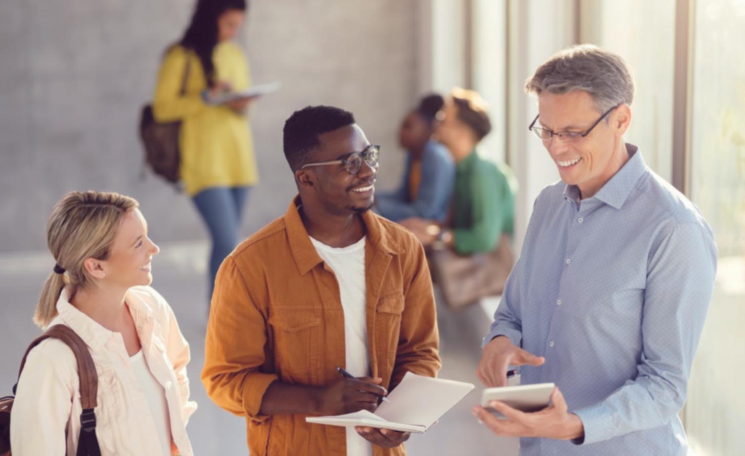 Environnement de travail d'analyse financière avec documents et outils professionnels